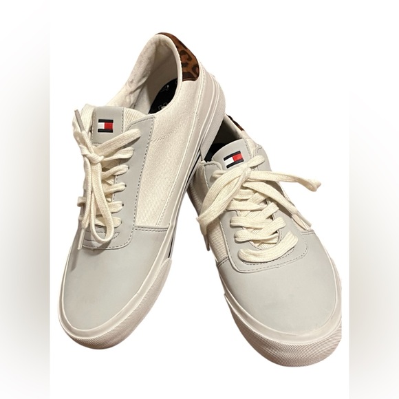 Tommy Hilfiger NWOB  White and Brown Men's Shoes! Size 10 - Picture 1 of 11